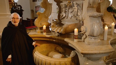 Bischof Gregor Maria Hanke OSB am Brunnenaltar in der Wallfahrtsbasilika Maria Brünnlein  | Bild: BR
