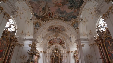 Deckenfresko und Altarraum der spätbarocken Klosterkirche | Bild: picture-alliance/dpa