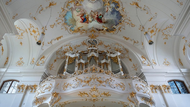 Deckenfresko und Orgelraum der spätbarocken Klosterkirche | Bild: picture-alliance/dpa