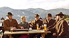 ...und die Sänger der Gruppe d'Stommtischsänger aus Tirol. Sepp Denk von der Pilsisaus Musi begleitet sie auf der Zither.
| Bild: BR