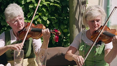 Die Auer Geigenmusi bei Zsammg'spuit in der Holledau. | Bild: BR