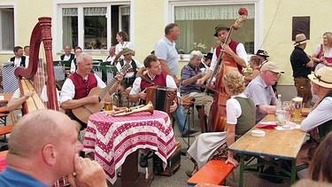 Die Familienmusik Servi bei Zsammg'spuit in der Holledau. | Bild: BR