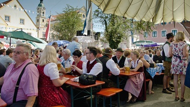 Gut gelaunte Festgäste beim Bürgerfest Siegenburg. Szene aus "BR Heimat - Zsammgspuit in der Holledau". | Bild: BR