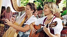 Die Ziach-Zupf-Blasn: Barbara an der Harfe und Birgitt mit der Gitarre. | Bild: BR/Felix Kempter
