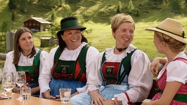 Zsammg'spuit in Osttirol: Susanne Wiesner (rechts) im Gespräch mit den Geschwister Senfter. | Bild: BR