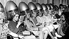 Frauen im Jahr 1967 im Salon unter einer Trockenhaube | Bild: picture-alliance/ dpa | PA Barratt's