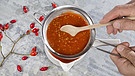 Hagebuttenmus wird für die Suppe aus Hagebutten benötigt. | Bild: picture alliance / blickwinkel/F. Hecker