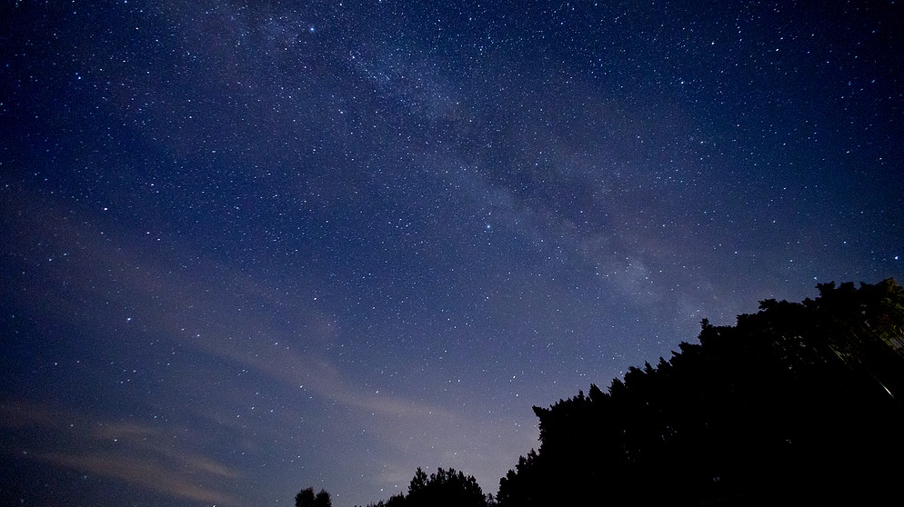 Blick auf den Sternenhimmel mit der Milchstraße | Bild: picture alliance / dpa | Daniel Karmann