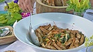 Gedünsteter Salat mit gebratenem Gemüse und Tofu | Bild: BR