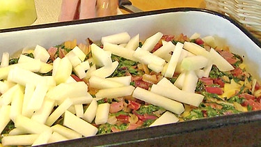 Der Kartoffel-Mangold-Kohlrabi-Auflauf kurz bevor die Sahne und der Käse dazu kommen. | Bild: BR