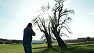 Jürgen Schuller aus Kaltenbrunn sammelt stattliche Bäume als Fotomotiv | Bild: BR