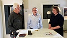 Restaurator Alfred Stemp (li), Ausstellungsleiter Reinhard Riepertinger (mi.) und Katharina von Waldenfels | Bild: BR