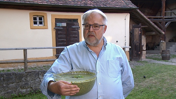 Bernhard Söder mit einer Schüssel kalter Kräuter-Suppe | Bild: BR