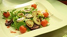 Weiße Bratwurst auf Salat | Bild: BR