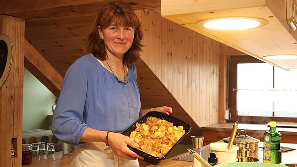 Hauswirtschafterin Brigitte Stautner mit einem Topf Fuchsnfuada | Bild: BR