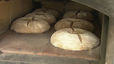 Brot im Holzbackofen | Bild: BR