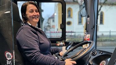 Sabrina Altieri wurde 2023 zur "Lieblingsbusfahrerin" gekrönt. Die junge Frau aus Ebelsbach liebt ihren Beruf im Nahverkehr und auch „Giovanni“ - ihren Bus. | Bild: BR / Julia Seidl