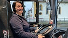 Sabrina Altieri wurde 2023 zur "Lieblingsbusfahrerin" gekrönt. Die junge Frau aus Ebelsbach liebt ihren Beruf im Nahverkehr und auch „Giovanni“ - ihren Bus. | Bild: BR / Julia Seidl