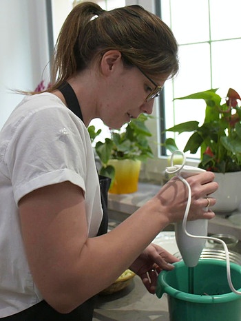 Christina Göss beim Zubereiten des Maulbeerpürees. | Bild: BR