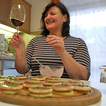 Gabriele Schmidt genießt ihre Churfrankenplätzchen mit einem guten Glas Rotwein | Bild: BR