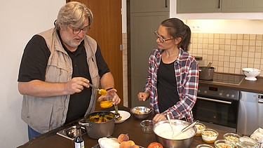 Christina Scheffler und Paul Enghofer beim gemeinsamen  Zubereiten des Kürbis Schichtdesserts. | Bild: BR