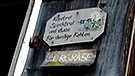 "Kleebrot, Speckbrot, Bergkäse und etwas für durstige Kehlen" steht auf dem Schild an der Tür der Alpe Spicherhalde. | Bild: BR