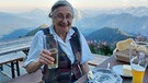 Auf dem Gipfel des Hochfellns in den Chiemgauer Alpen lebt Evi Maier seit fast 60 Jahren. Die Seniorwirtin vom Berggasthof ist 80 Jahre alt und bewirtet immer noch mit ihrer Familie die Wanderer und Gleitschirmflieger. | Bild: BR /Susanne Ilse