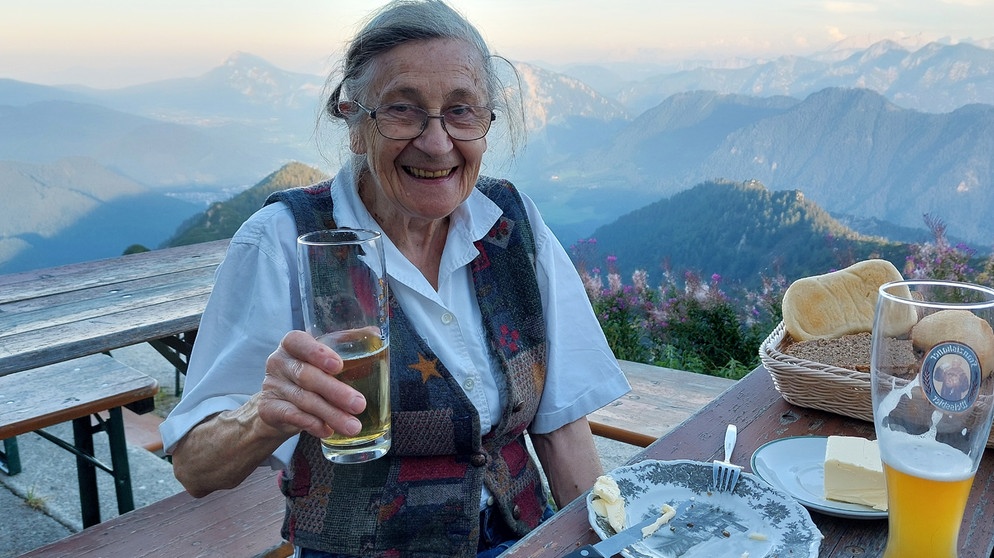 Auf dem Gipfel des Hochfellns in den Chiemgauer Alpen lebt Evi Maier seit fast 60 Jahren. Die Seniorwirtin vom Berggasthof ist 80 Jahre alt und bewirtet immer noch mit ihrer Familie die Wanderer und Gleitschirmflieger. | Bild: BR /Susanne Ilse