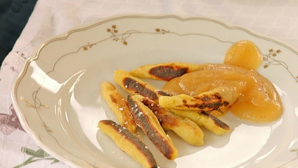 Fingernudeln schmecken mit Apfelmus oder auch mit Sauerkraut oder Blaukraut. | Bild: BR