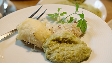 Erbsenbrei mit Wickelklöß' und Sauerkraut | Bild: BR