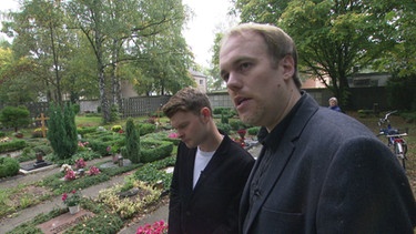 Thorsten Benkel und Matthias Meitzler auf dem Friedhof | Bild: BR