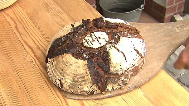 Selbstgebackenes Brot aus Roggenvollkorn-Sauerteig | Bild: BR