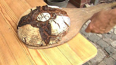 Selbstgebackenes Brot aus Roggenvollkorn-Sauerteig | Bild: BR