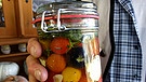 Dietmar Fiebrandt mit einem Glas fermentiertem Gemüse | Bild: BR