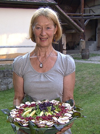 Gerda Schwarzer mit ihrer Salatkreation "Teufelsohr und Trotzkopf mit frischem Knack" | Bild: BR