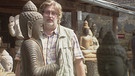 Paul Enghofer mit buddhistischen Skulpturen | Bild: BR