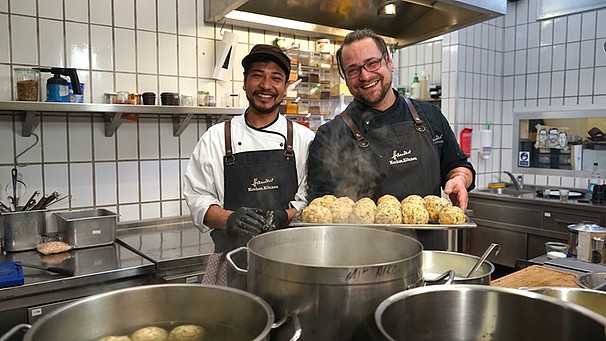 Christoph Hauser und sein Küchenchef Supreme Singh Maharjan aus Nepal | Bild: BR / Jürgen Neumann