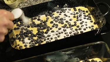 Die Heidelbeeren werden mit Zucker überstreut, dann kommt der Hoiberdatschi zum Backen in den Ofen. | Bild: BR