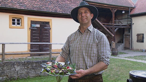 Johannes Brehm mit einer Platte gebratene Rehleber auf historischem Salat | Bild: BR