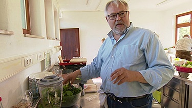 Bernhard Söder beim Zubereiten der kalten Kräuter-Salatsuppe. | Bild: BR