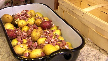 Die Kartoffeln mit Speck werden mit Kümmel gewürzt | Bild: Bayerischer Rundfunk
