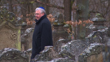 Bezirksheimatpfleger Klaus Reder auf jüdischem Friedhof | Bild: BR