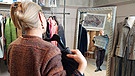 Schneidermeisterin und Modedesignerin Kathrin Schiefer in ihrem Atelier in Rosenheimmit einem Stück aus ihrer Kollektion. | Bild: BR | Karsten Weiss