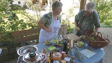 Susanne Wolf mit der Kochlehrerin Monika Haspel beim Zubereiten des Linsensalates | Bild: BR