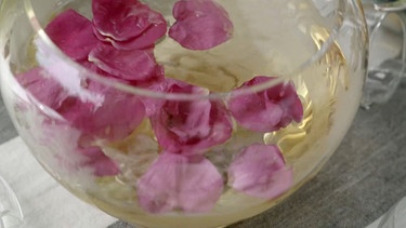 Mit Rosenblättern verzierte Maibowle in einer Glasschüssel | Bild: BR