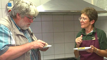 Paul Enghofer (li.) und Margit Paulus, zweite Vorsitzende im Aischer Fischereiverein (re.) | Bild: BR