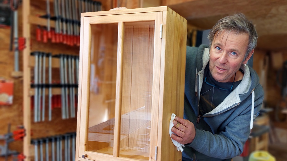 Axel Klesper aus dem oberbayerischen Hohenpeißenberg ist Möbelbauer und arbeitet mit Massivholz aus heimischen Bäumen wie Ahorn und Kirsche. | Bild: BR / Sabine Frühbuss