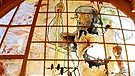 Der Viehhüter und Wahrsager Mühlhiasl auf einer Glasmalerei in der Gläsernen Scheune nahe Viechtach (Niederbayern). | Bild: picture-alliance/dpa | Armin Weigel