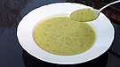 Ein Teller Neun-Kräuter-Suppe | Bild: BR / Paul Enghofer
