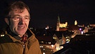 Norbert Hirschmann vor der Nürnberger Skyline bei Nacht | Bild: BR